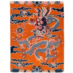 Kleiner handgeknüpfter tibetischer Drachenteppich in Orange und Blau von Joseph Carini