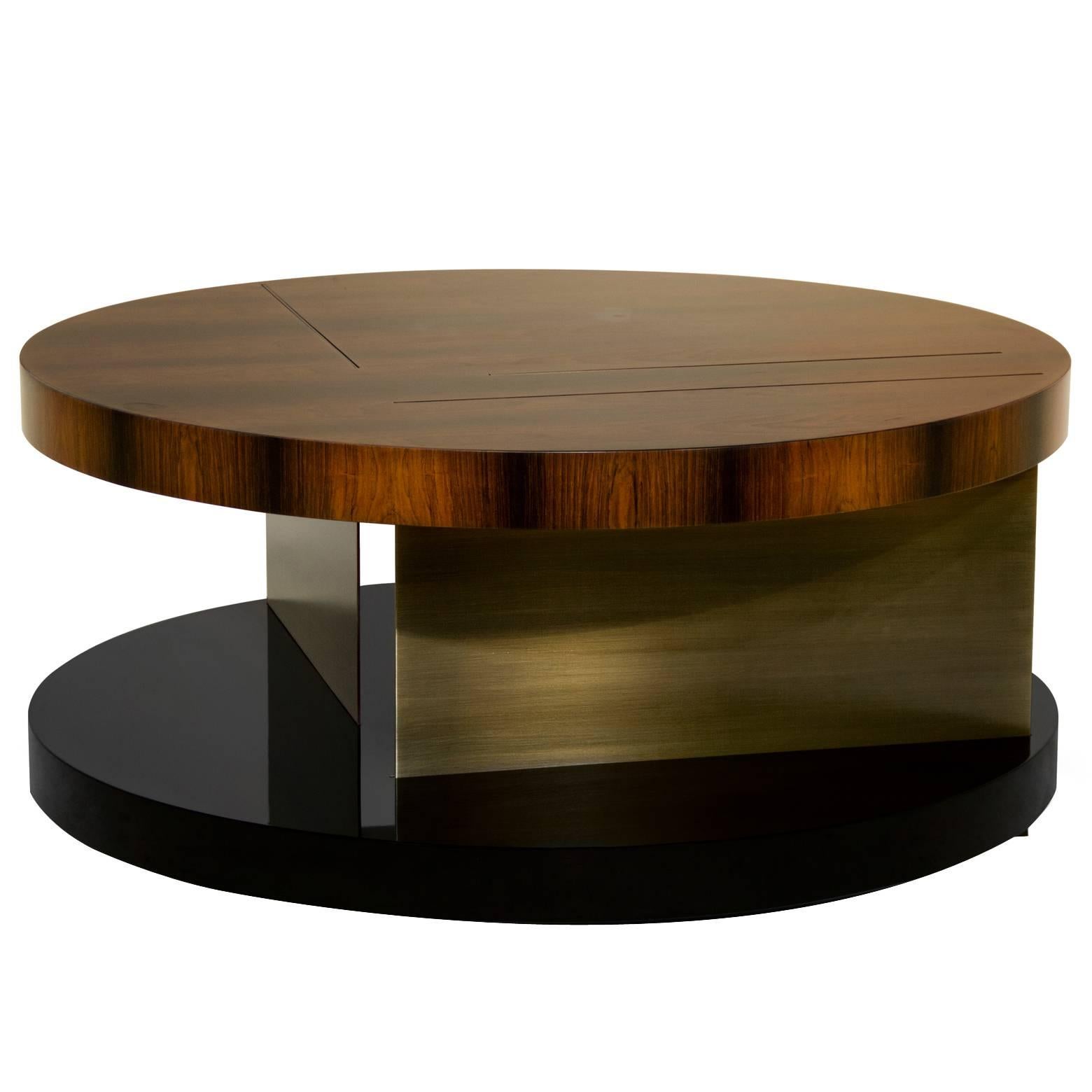 Table basse ronde Chloé en laque brillante, bois de placage et laiton en vente