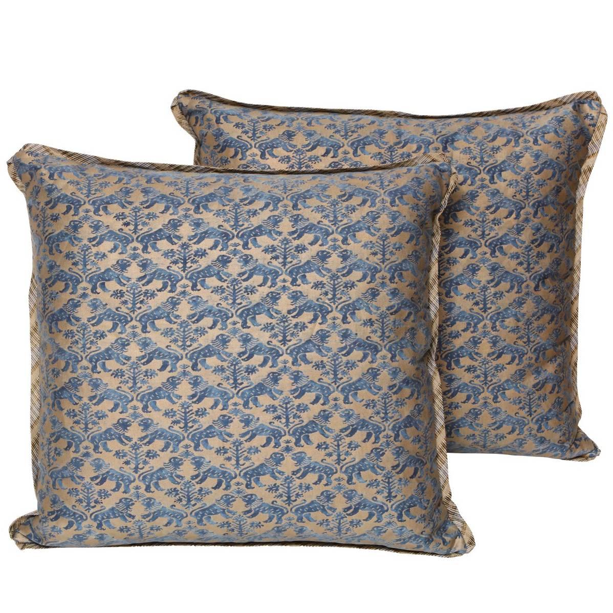 A Pair of Fortuny Cushions in the Richelieu Pattern For Sale