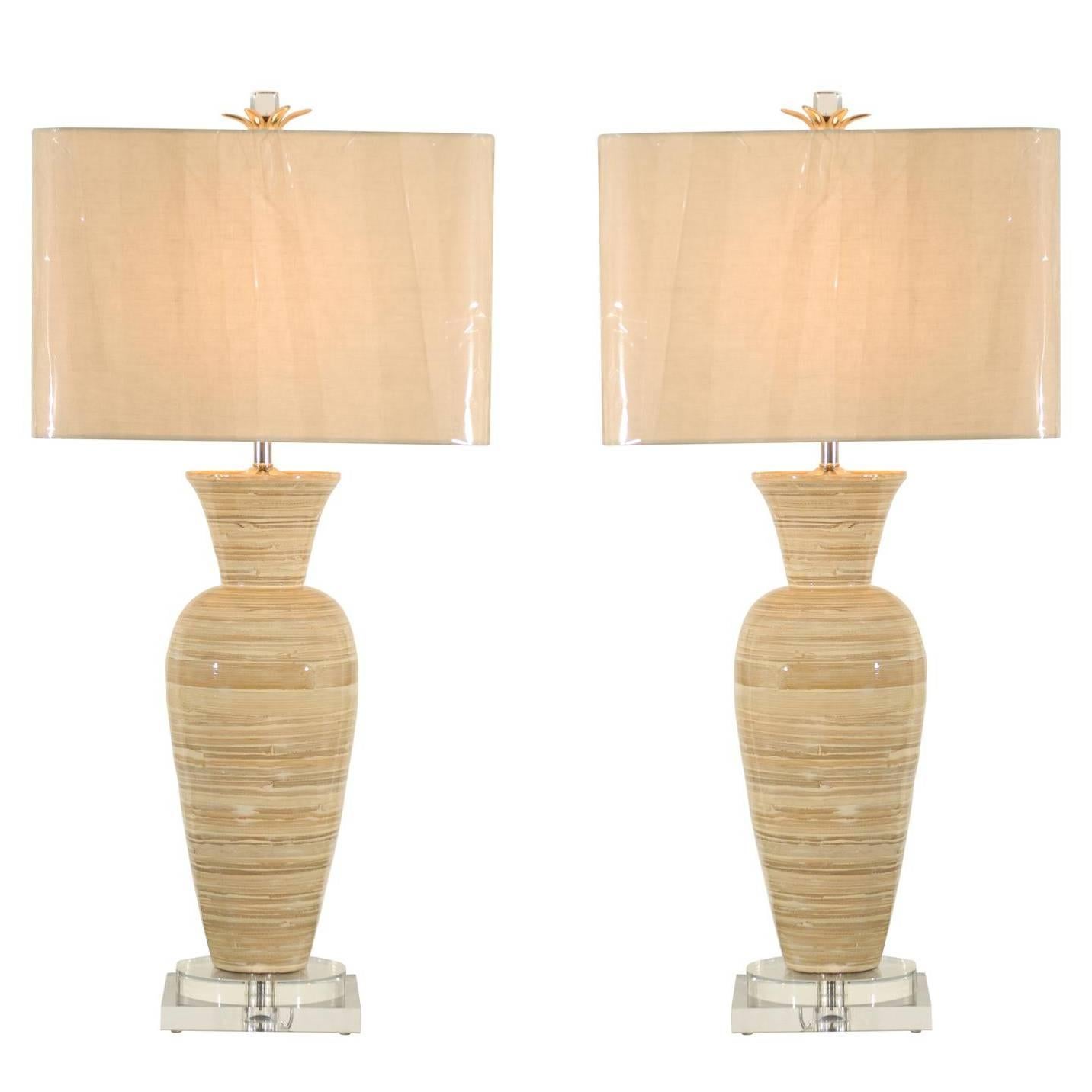 Paire de grands vases en bambou chics convertis en lampes sur-mesure