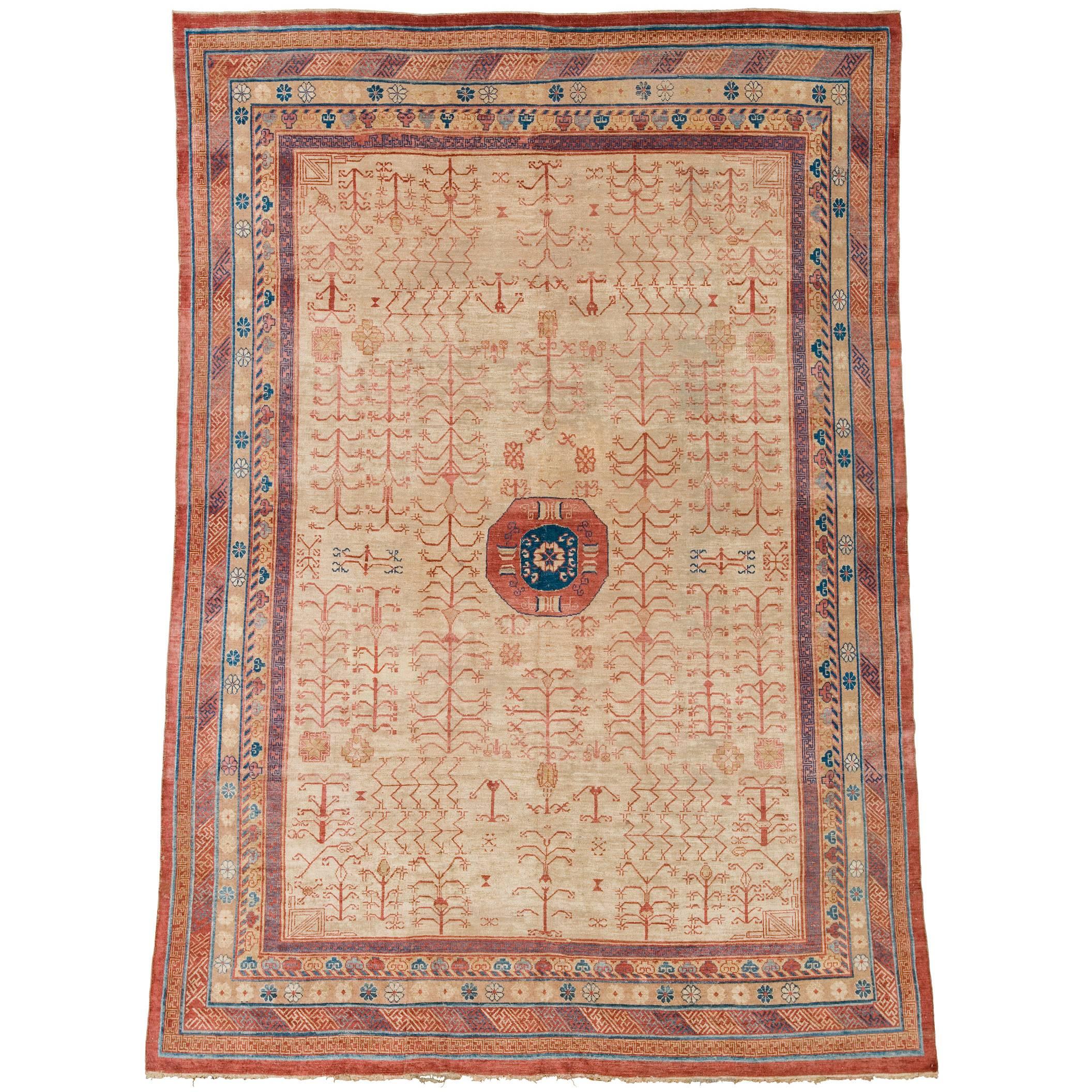 Chinesischer Khotan-Teppich aus dem späten 19. Jahrhundert