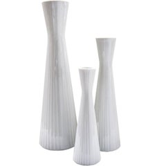 Ensemble de trois vases en porcelaine blanche de Schumann Arzberg Bavière:: Allemagne:: années 1960