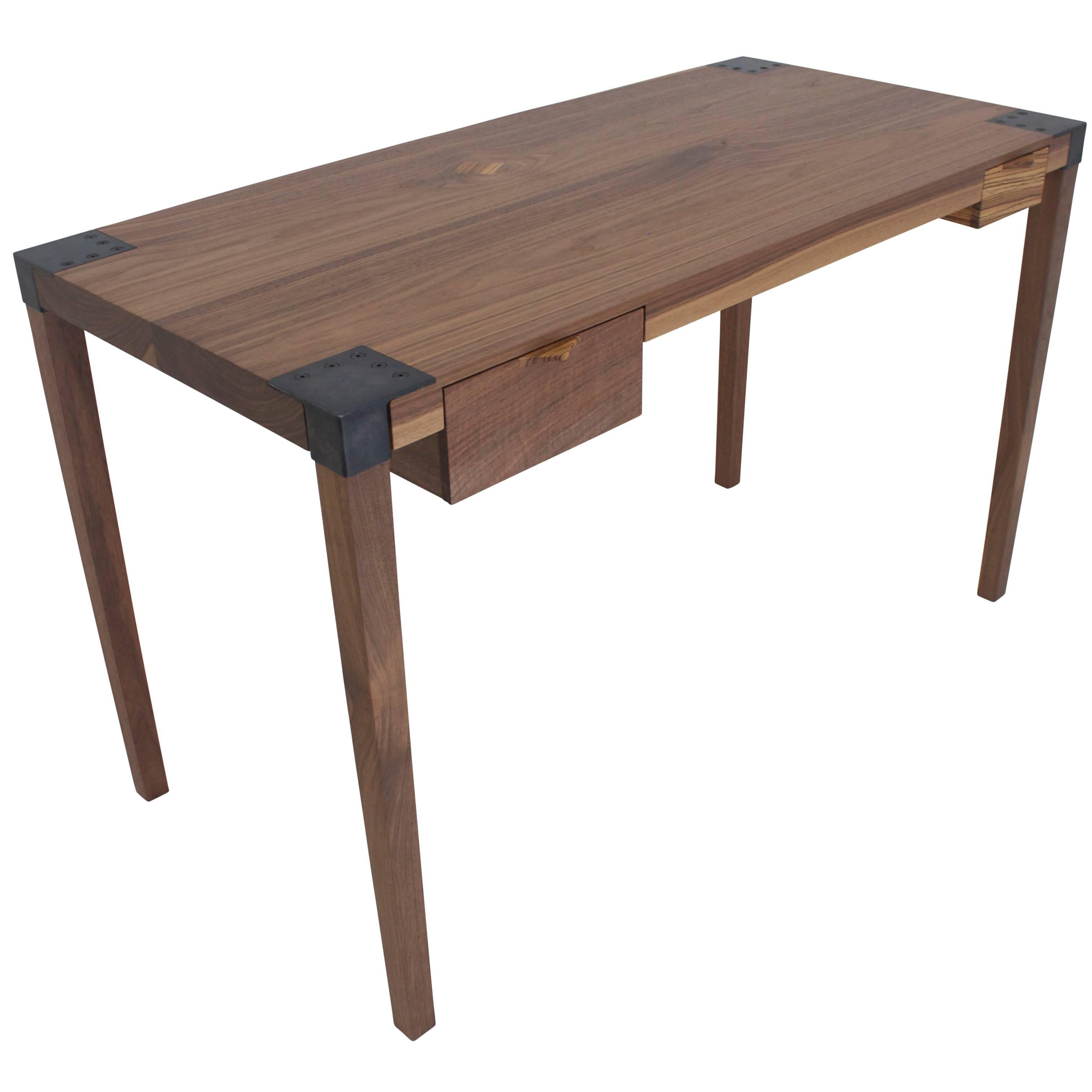 Schriftsteller-Schreibtisch aus Massivholz in Nussbaumholz mit Stahlverbindung und abnehmbaren Beinen