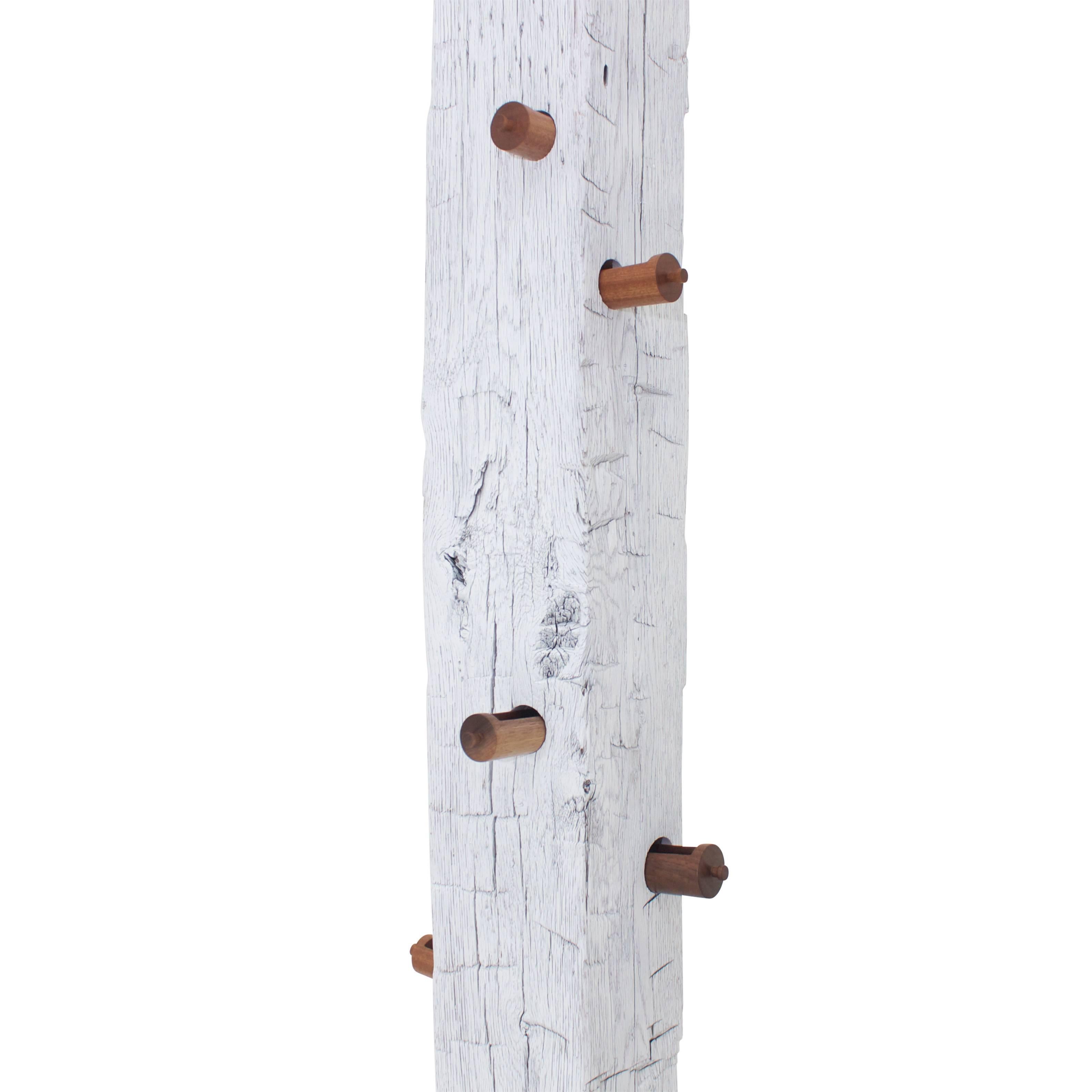 Mousse structurelle en chêne récupérée « TOTEM » avec tiroirs en bois massif tournés à la main