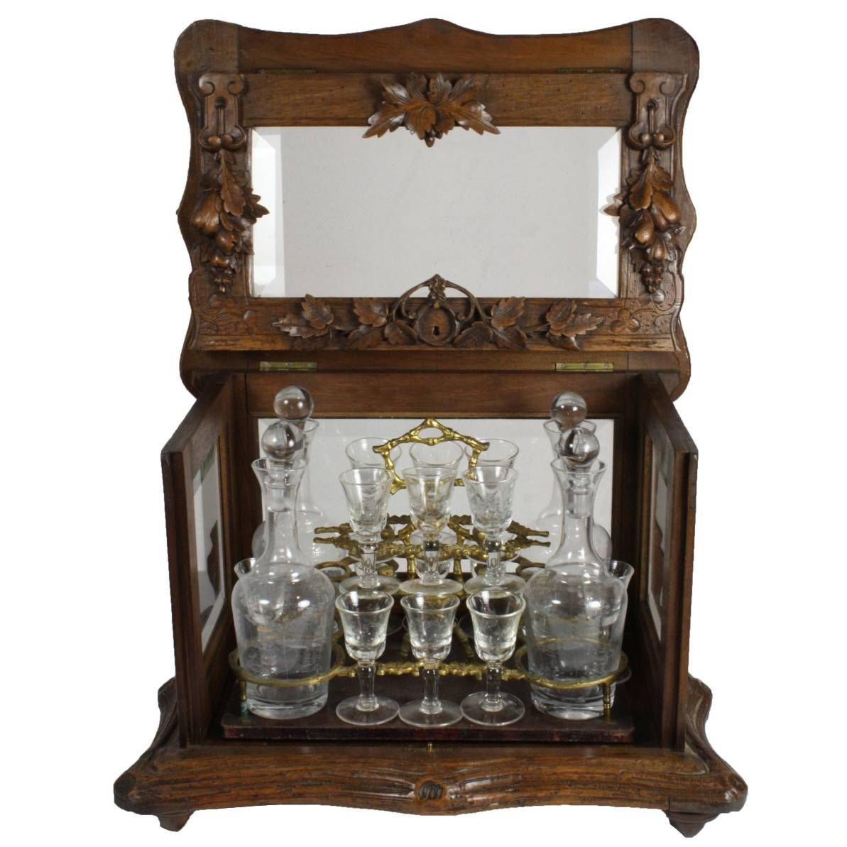 Caja de licores suiza de nogal con cuatro decantadores y 16 copas de cordial/peritivo