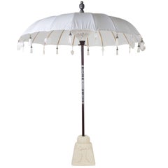 Ombrello esotico in cotone bianco con base in pietra arenaria, disponibile singolarmente