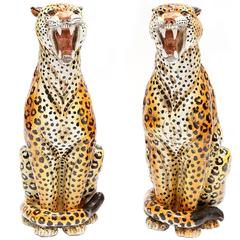 Paire de sculptures en céramique en forme de léopard