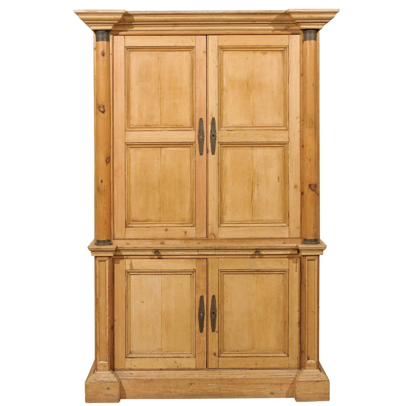 7' ft tall English Four-Door Vintage Cabinet with Adjustable Shelves and Drawers (Cabinet vintage anglais à quatre portes avec étagères et tiroirs réglables) en vente