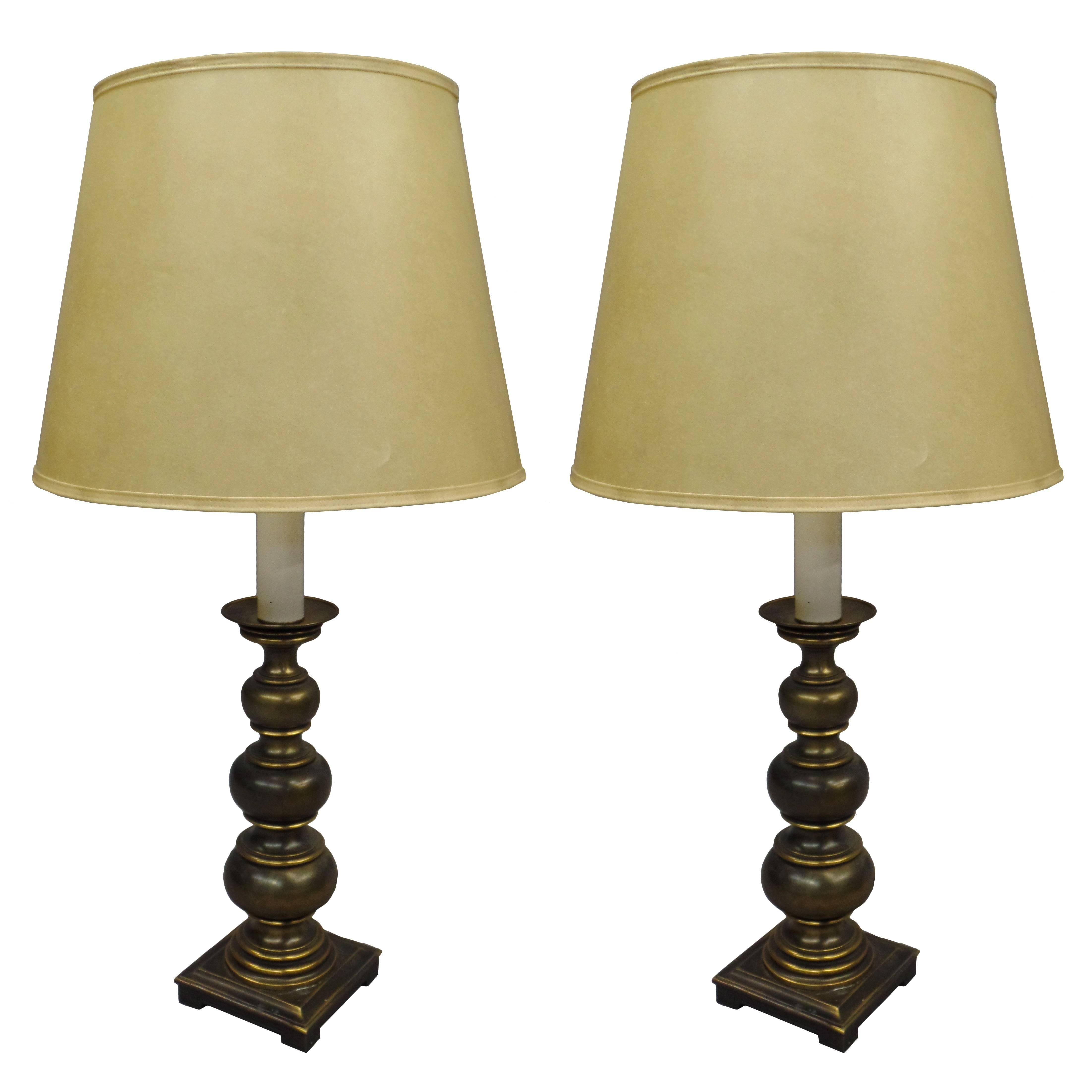 Paire de lampes à boules néoclassiques en laiton de style britannique mi-siècle moderne en vente