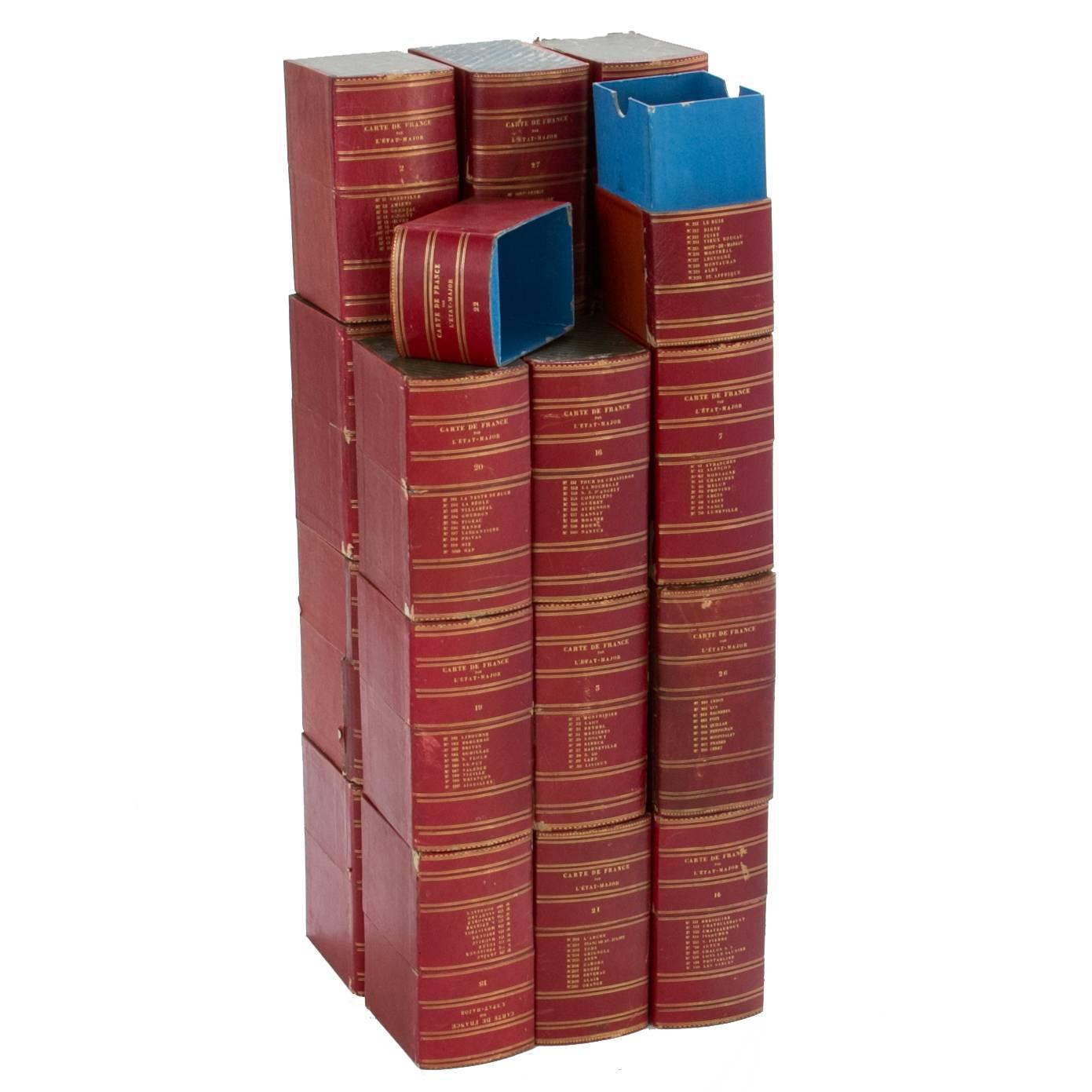 Cajas de libros rojas con interior azul