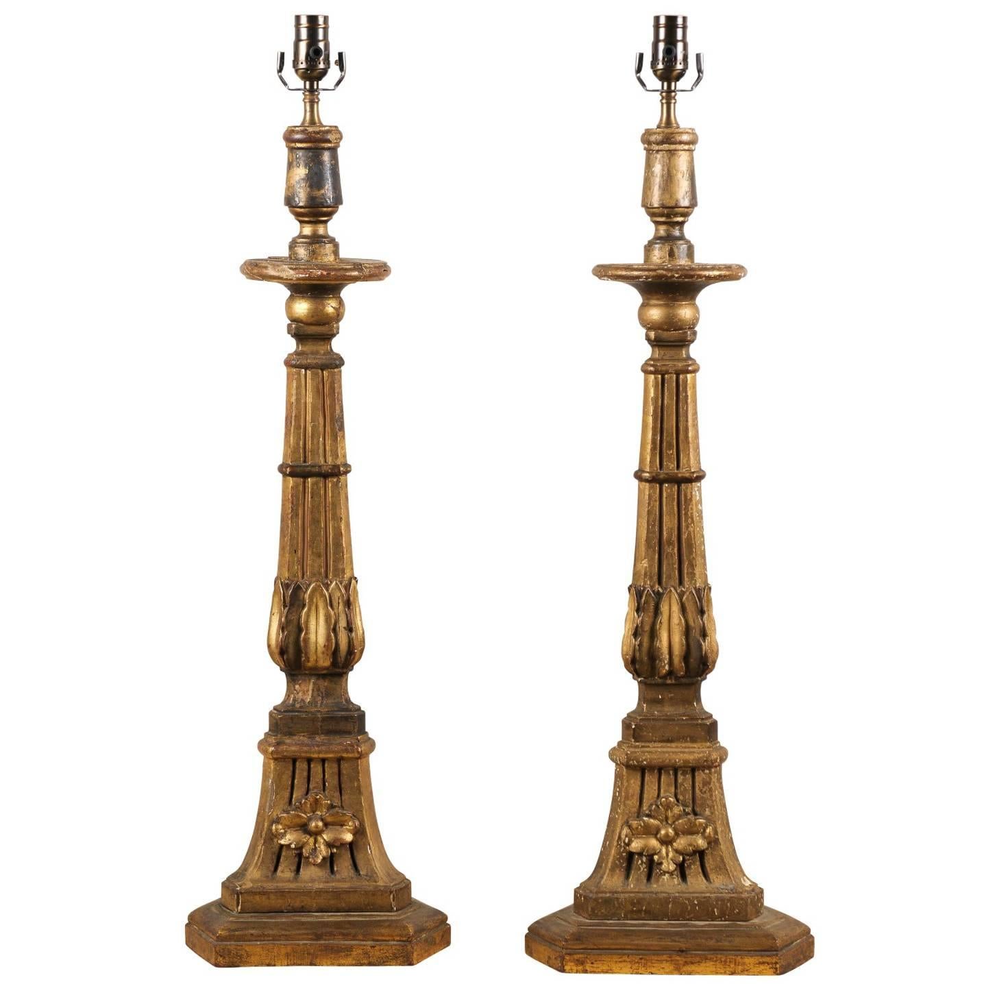 Italienische Kerzenständer aus Holz aus dem 19. Jahrhundert mit floralen Motiven im Angebot