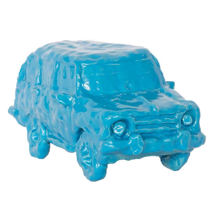 ""Sky Blue Hatchback"" Glasierte Keramik-Auto-Skulptur