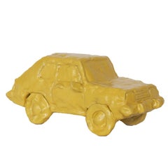 Sculpture de voiture en céramique émaillée « Yellow Hatchback »