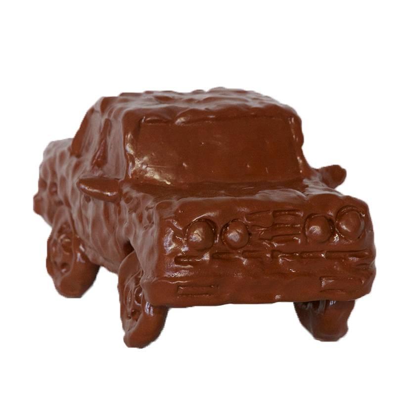 Sculpture de voiture en céramique émaillée « Chocolate Sedan »