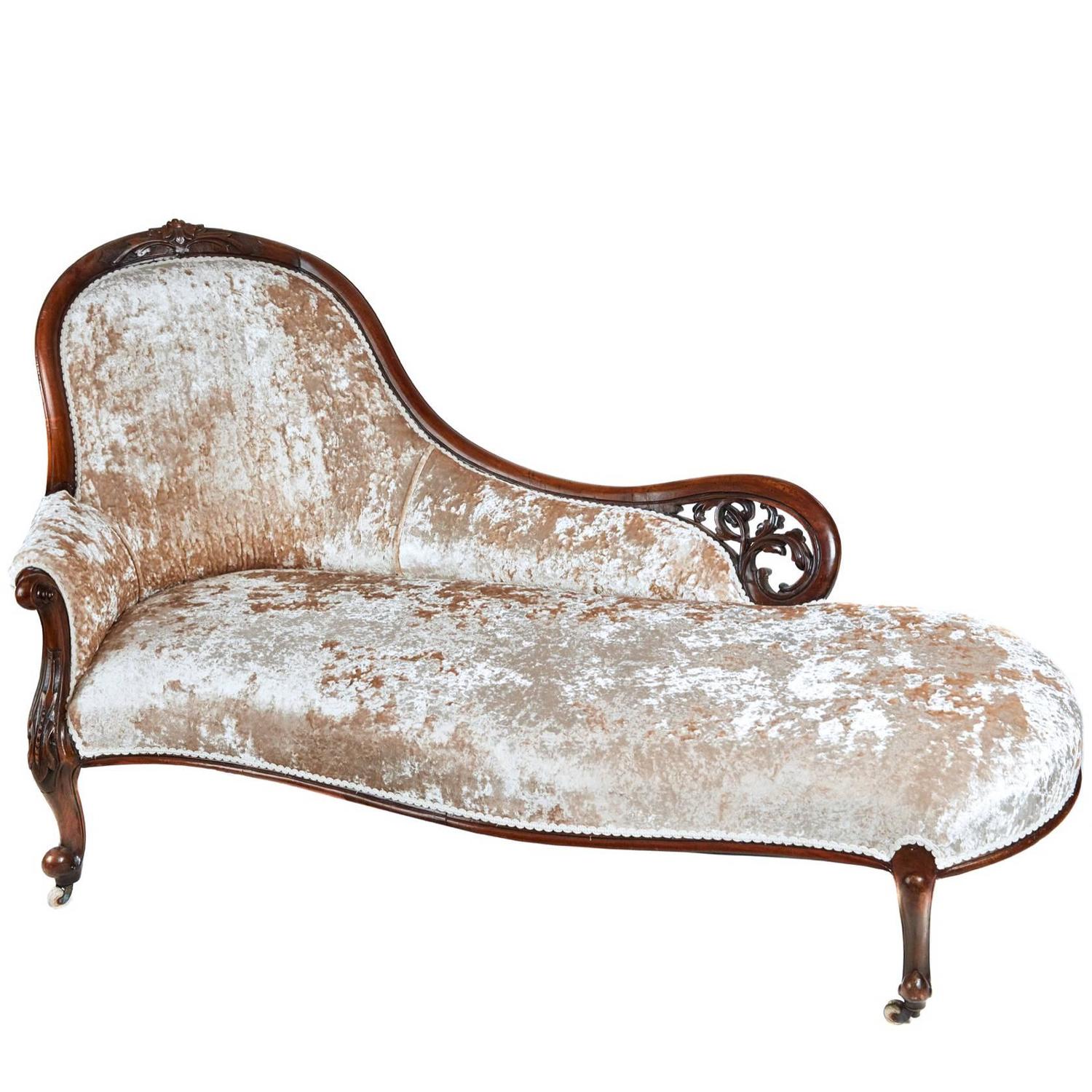 19th Century Victorian Carved Walnut Chaise Longue For Sale at 1stdibs