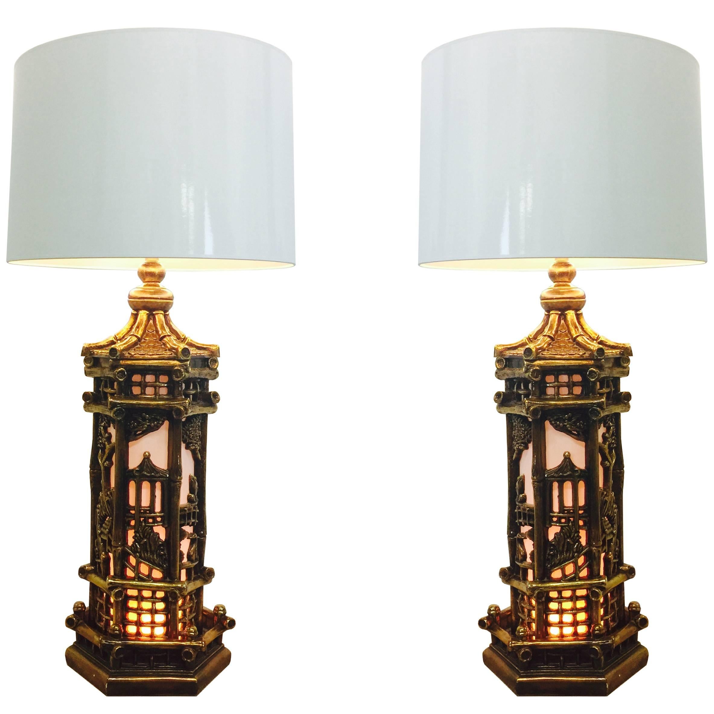 Paar Chinoiserie-Lampen aus Gold im Stil von James Mont im Angebot