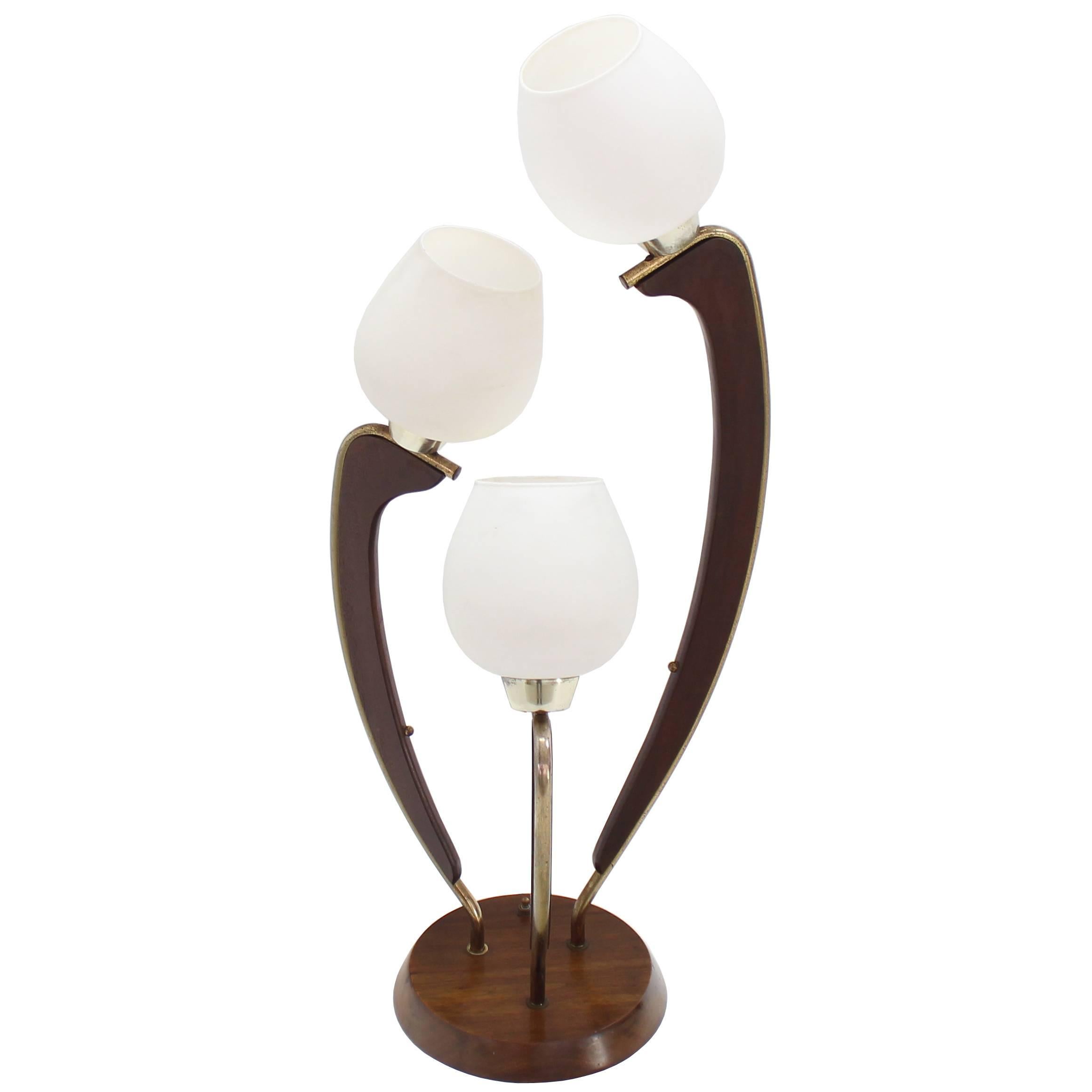 Mid-Century Modern-Tischlampe aus Walnussholz, Messing und Glas mit drei Lampenschirmen