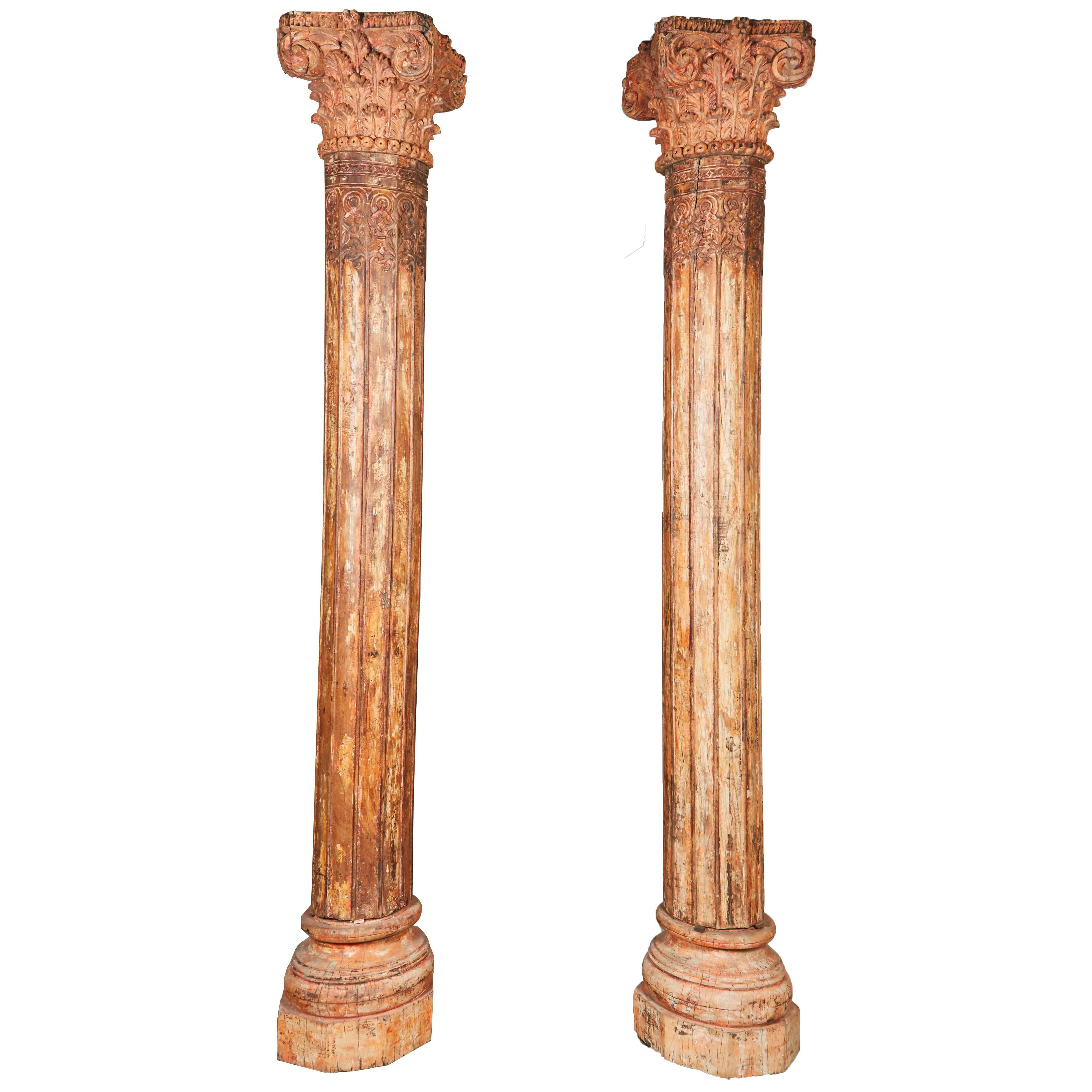 Paar orangefarbene hohe indische Teakholz-Säulen aus dem 18. Jahrhundert