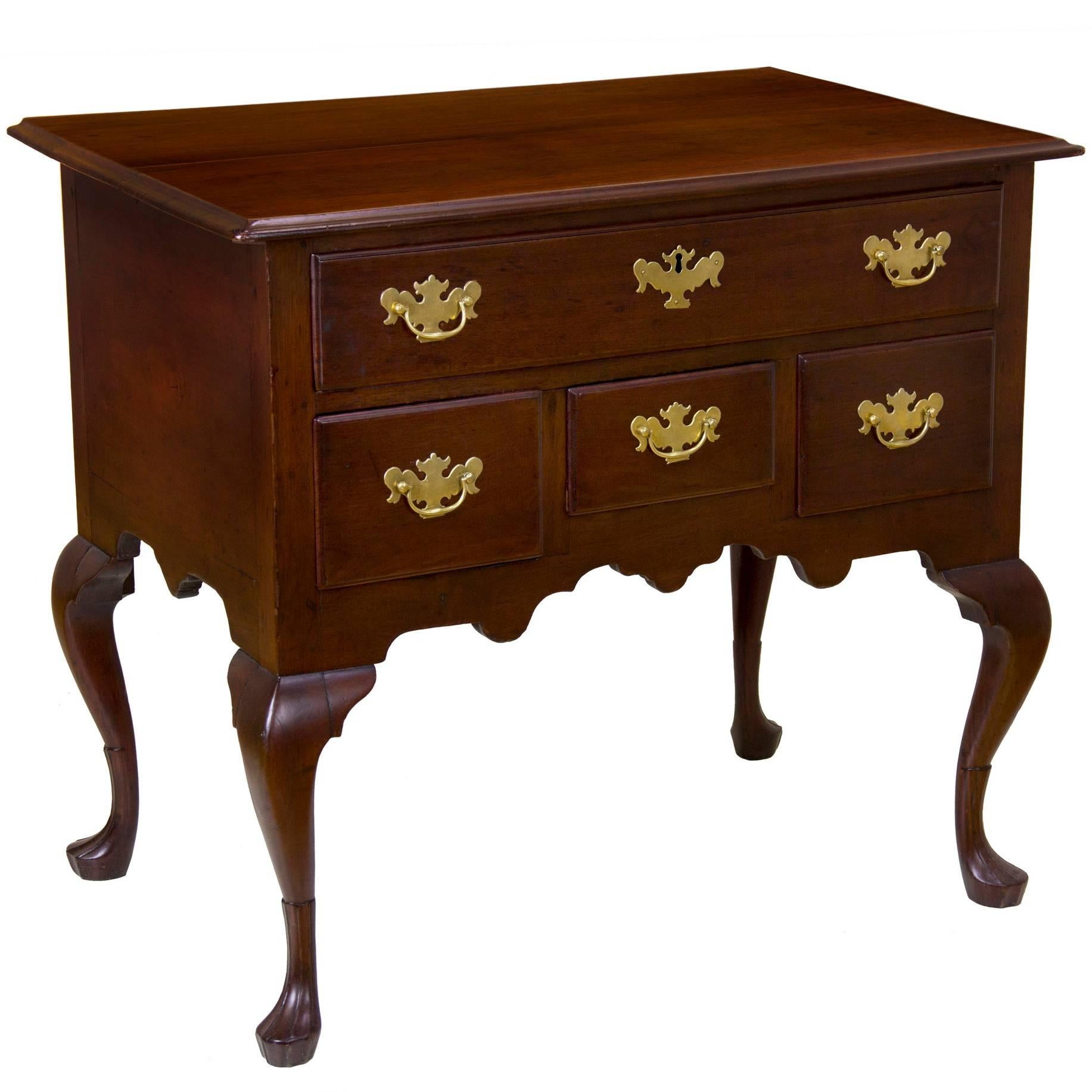 Fine Walnut Queen Anne Lowboy with Stocking Feet Philadelphia, circa 1760 im Angebot