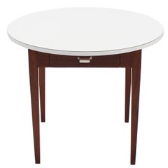 Bonita mesa auxiliar con base de nogal aceitado y tapa redonda laminada