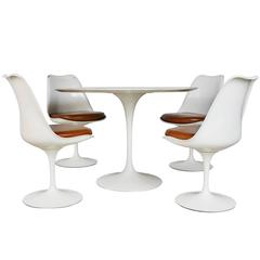 Eero Saarinen Tulip Dining Suite pour Knoll International:: vers 1960