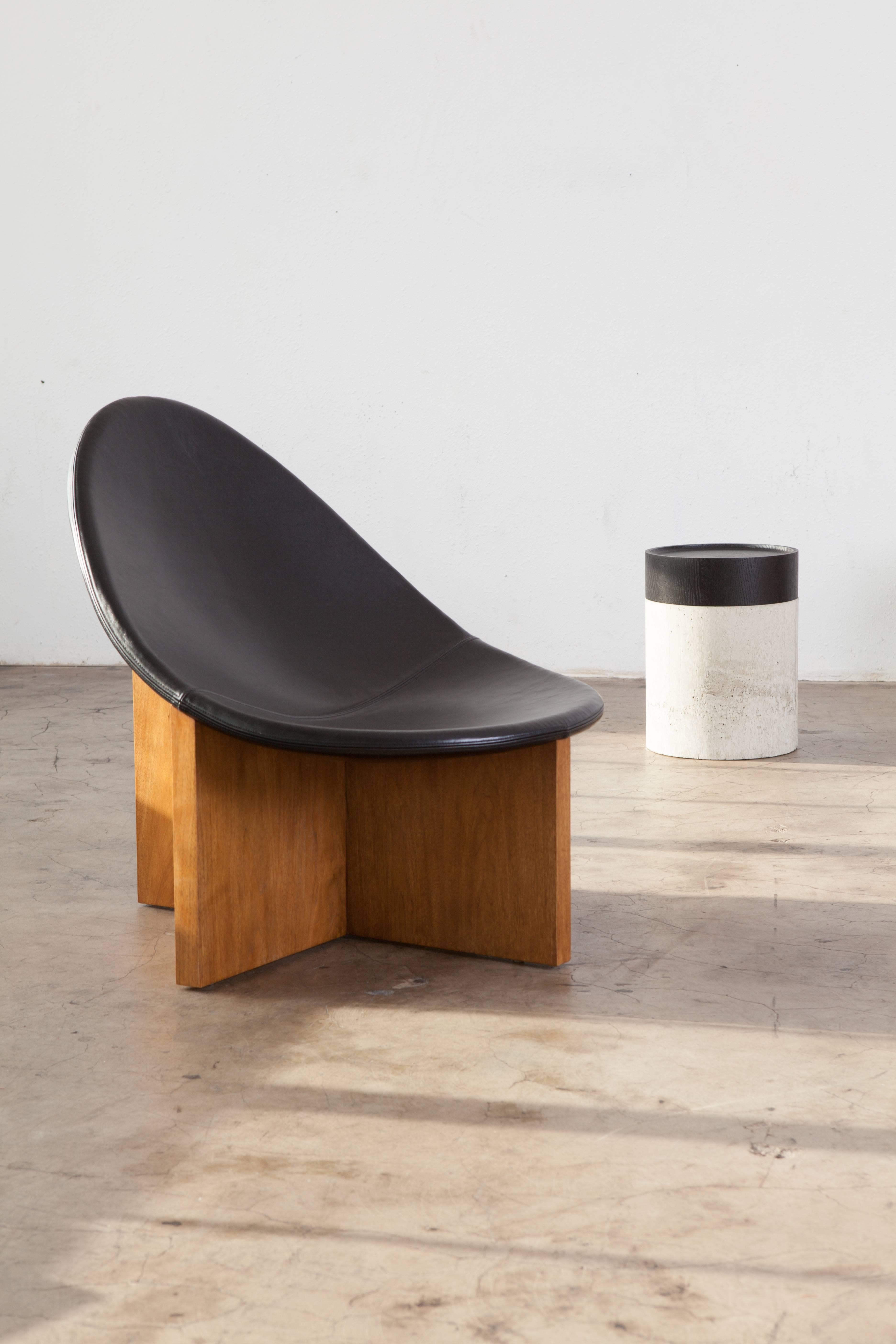 NIDO Moderner Loungesessel aus massivem Nussbaumholz und schwarzem Leder von Estudio Persona im Angebot 1