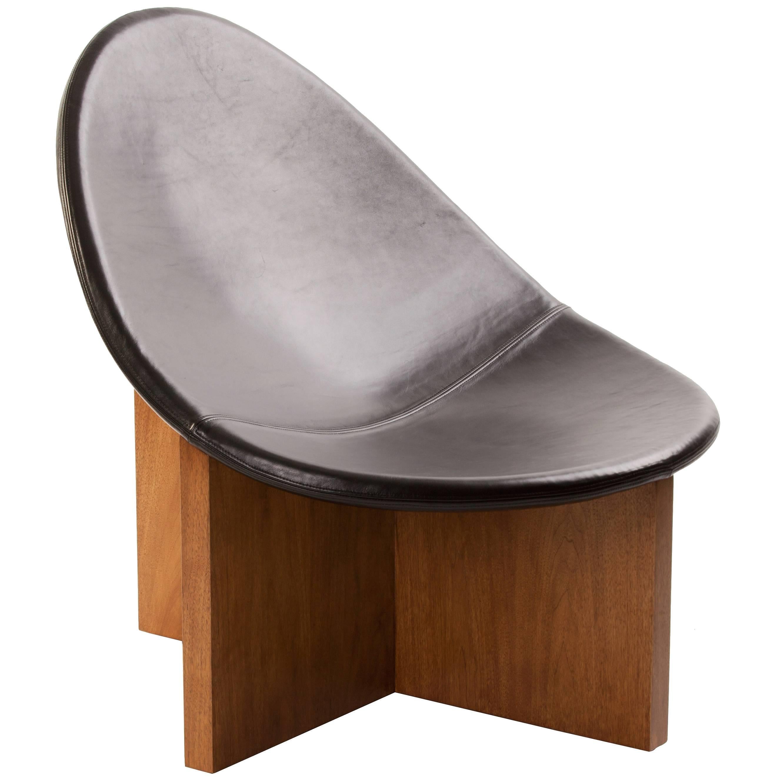 NIDO Modern Lounge Chair in Solid Walnut and Black Leather by Estudio Persona For Sale