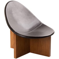 NIDO Modern Lounge Chair in Solid Walnut and Black Leather by Estudio Persona