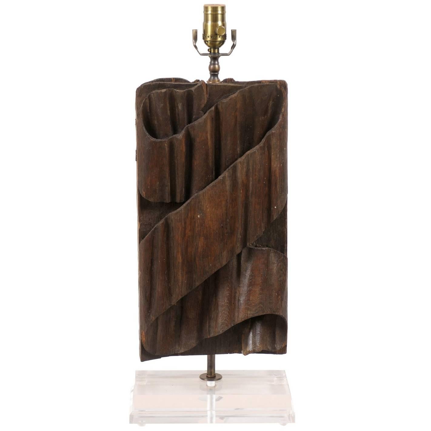 Fragment italien transformé en lampe de bureau en un seul fragment de bois sculpté à motif de ruban en vente