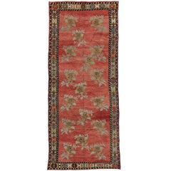 Tapis de couloir vintage turc Oushak avec cottage de campagne anglais de style anglais