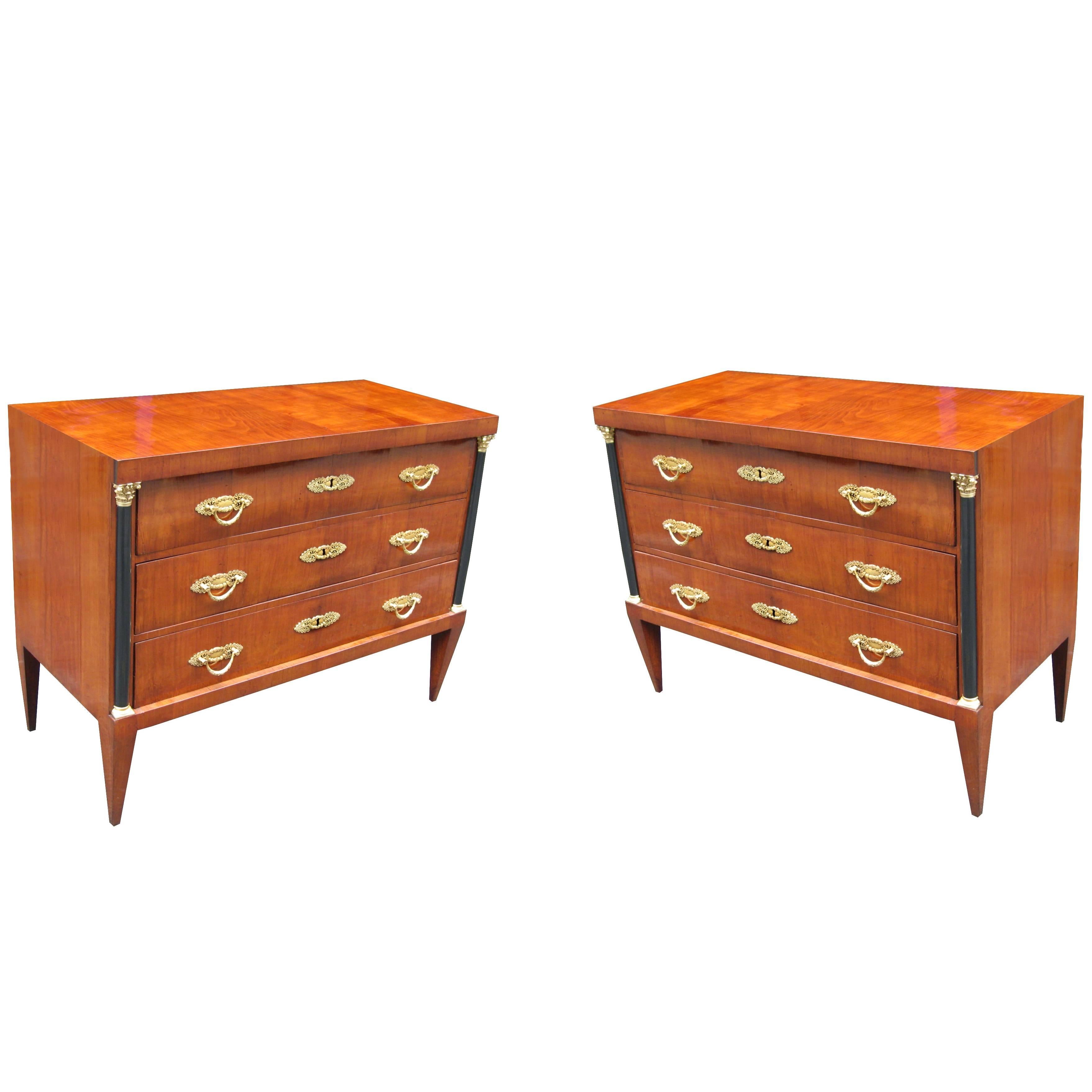 Importante paire de commodes néoclassiques en vente