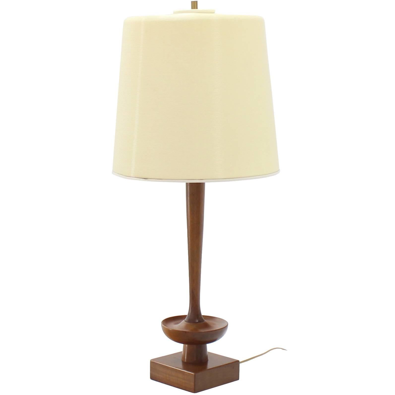 Moderne gedrechselte Mid-Century-Tischlampe von Heifetz