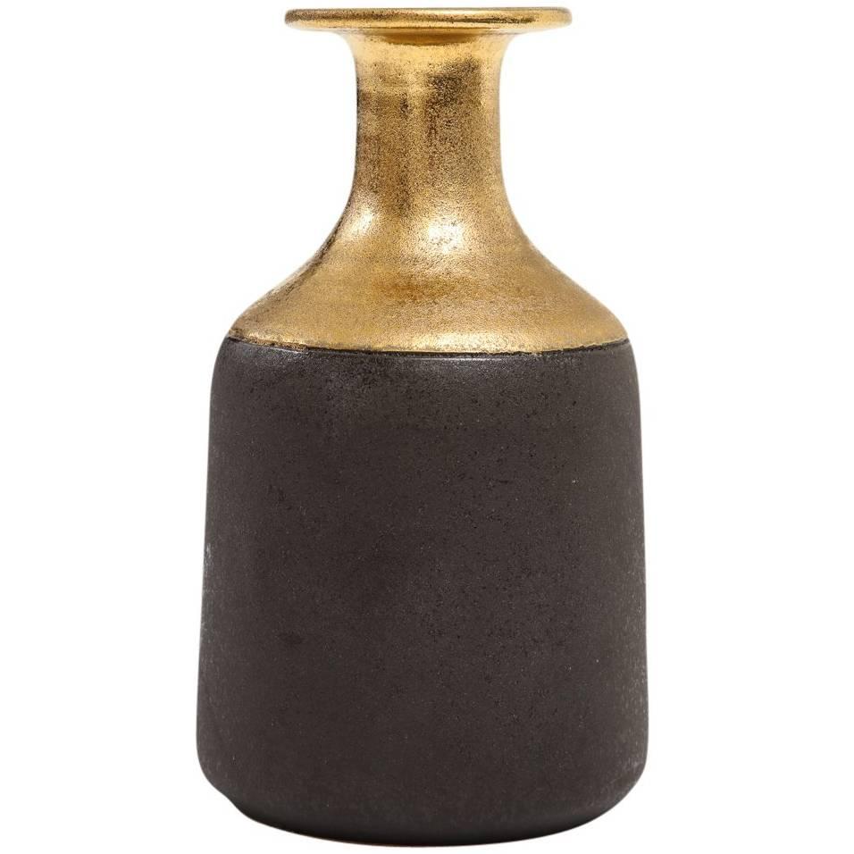 Bitossi für Raymor Vase, Keramik, Gold und mattes Braun, signiert. Mittelgroße Vase in Flaschenform mit abgeflachtem Rand, zweifarbig matt glasiert. Der Körper der Vase hat eine satte schokoladenbraune Glasur, die mit dem gebürsteten Metallgold des