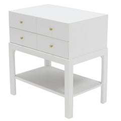 Table de nuit à deux tiroirs en laiton laqué blanc en forme de diamant avec poignées en forme de losange