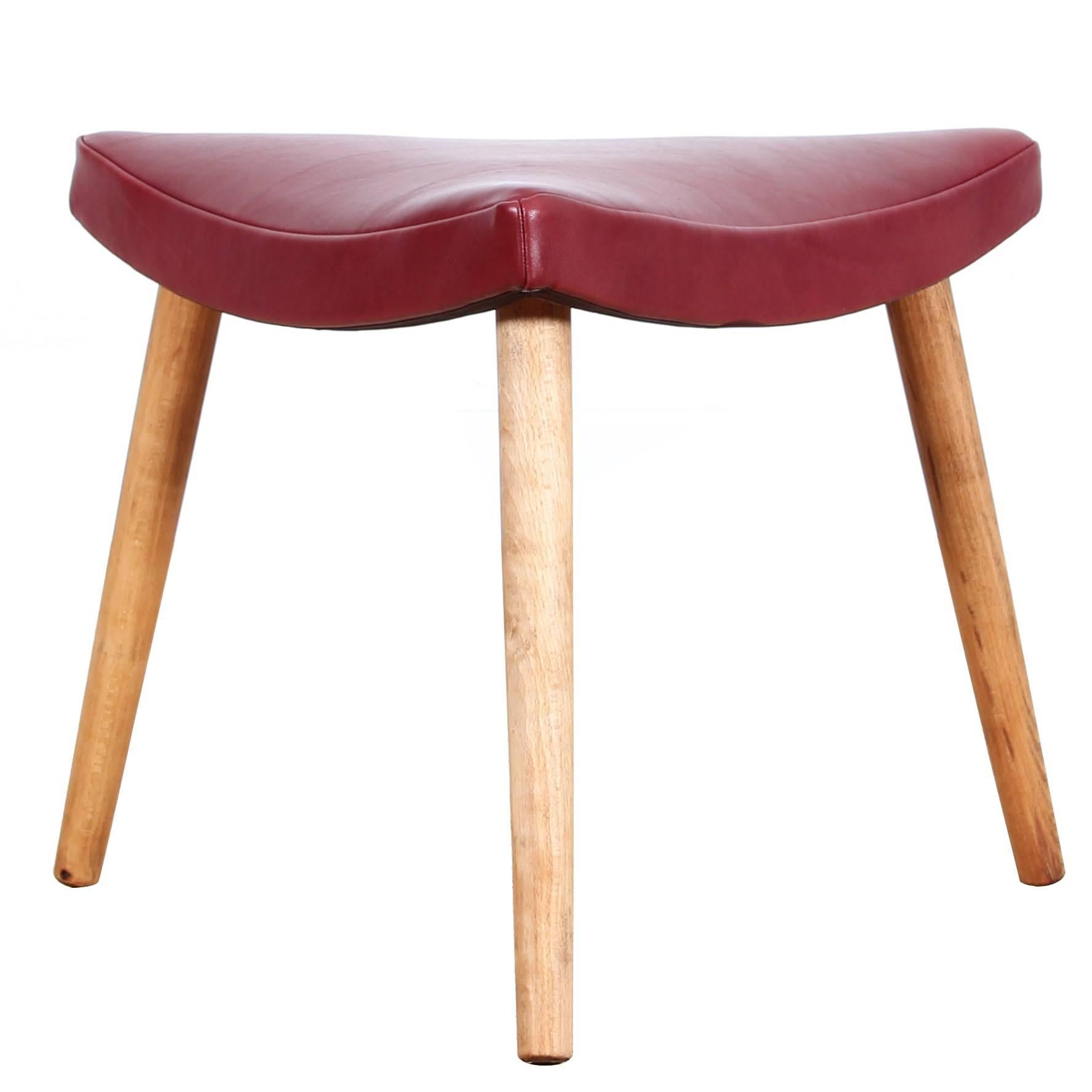 Tabouret danois à trois pieds en chêne, de style moderne du milieu du siècle dernier en vente