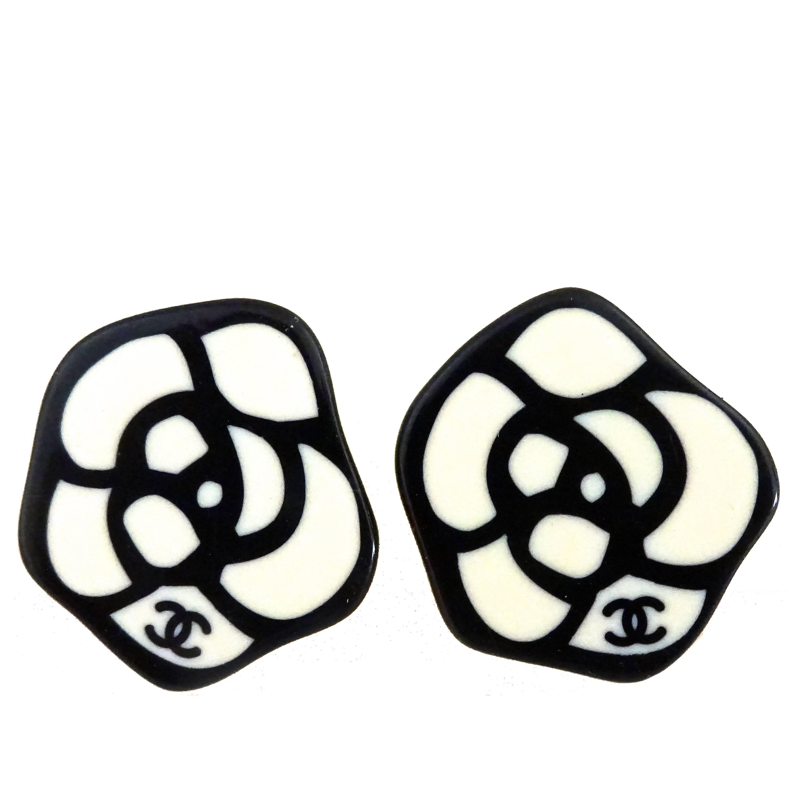 Graphic Pair of 1980s Chanel Lucite Earrings For Sale