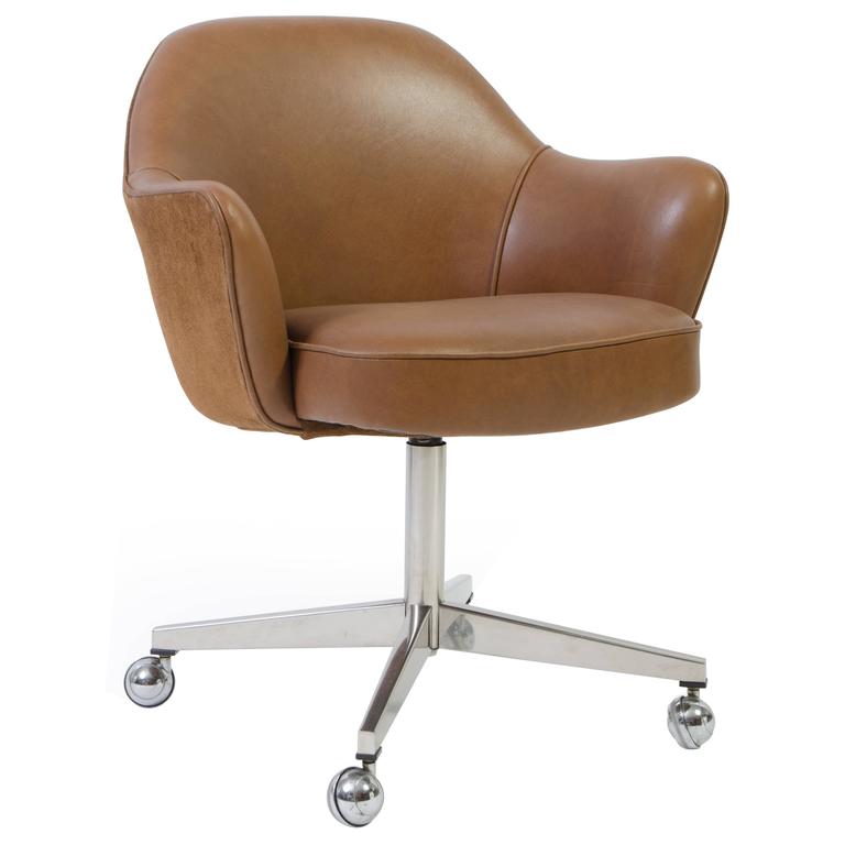 Executive Leather Desk Chair For At 1stdibs Saarinen Executive Arm Chair In Saddle Leather Suede Swivel Base