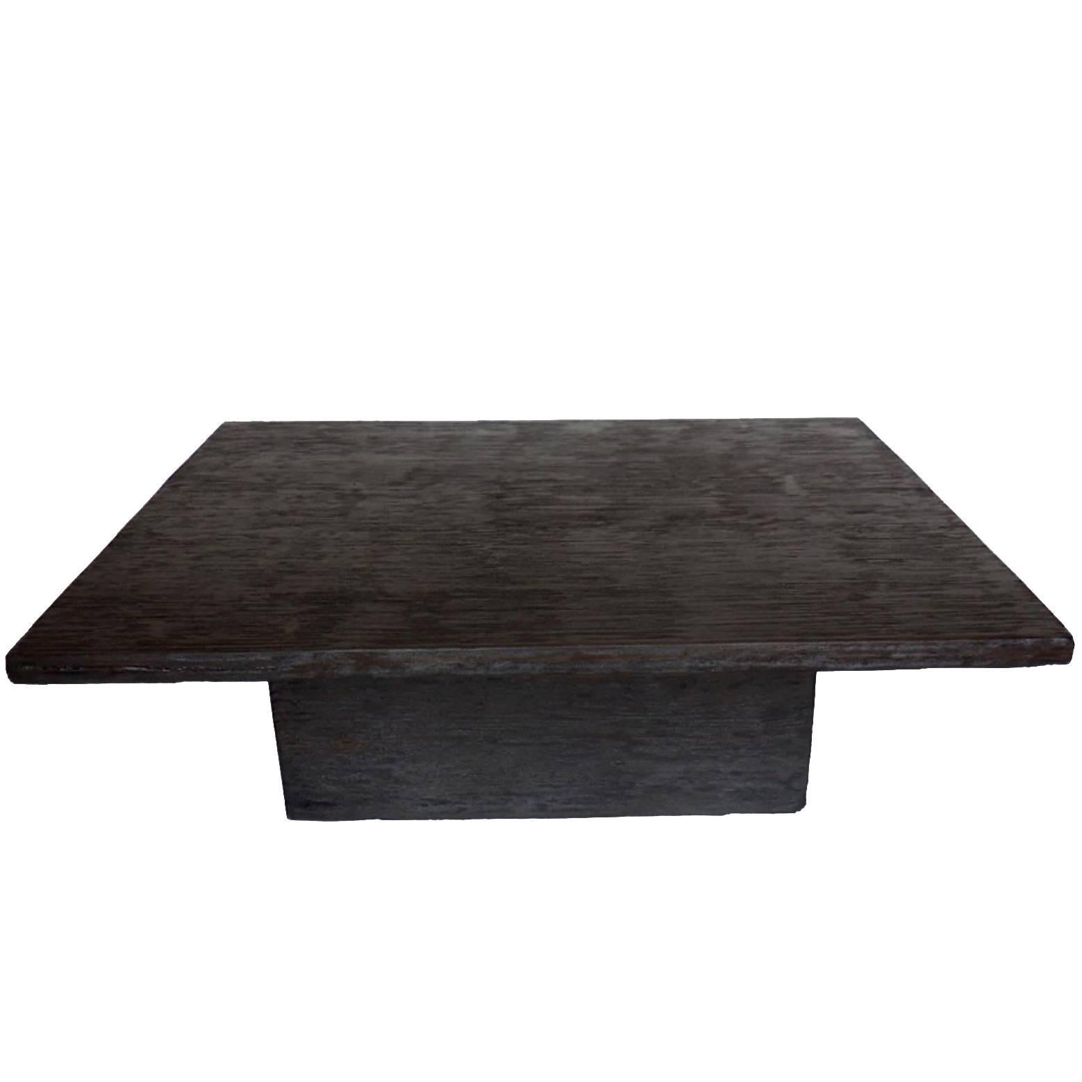 Table basse cubique en bois sur mesure de Dos Gallos en finition Espresso