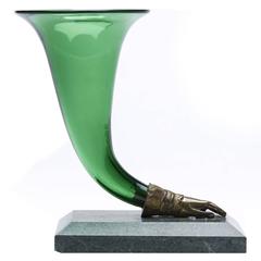 Vase cornucopia en verre vert sur pied en marbre:: 19ème siècle