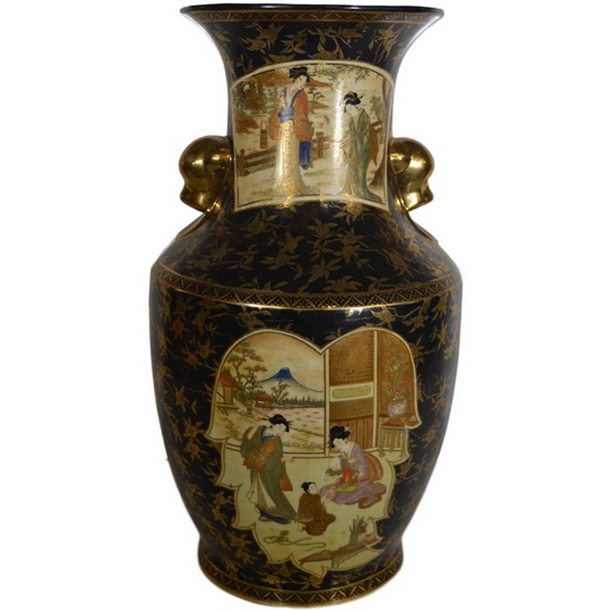 Handbemalte Vintage-Porzellanvase mit vergoldeten Akzenten aus dem 20. Jahrhundert, China im Angebot