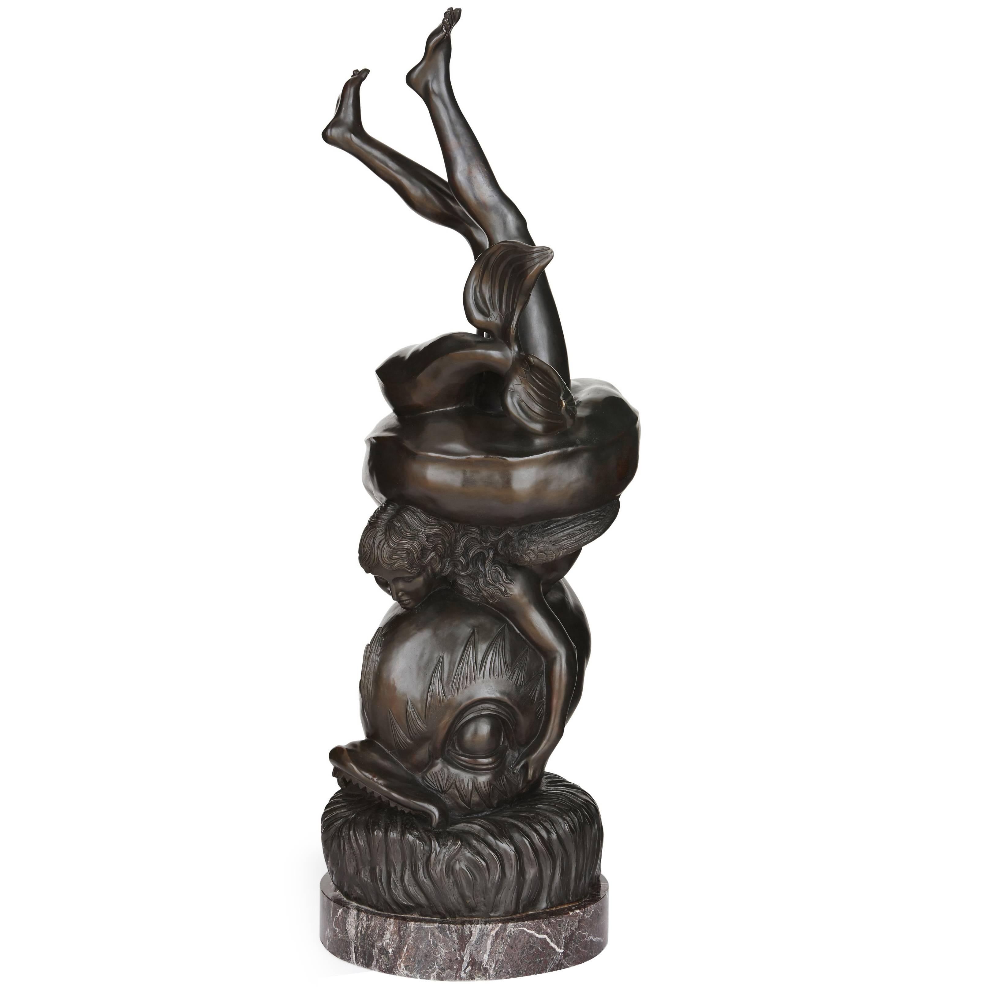 Sculpture figurative ancienne en bronze d'Amore avec un dauphin en vente