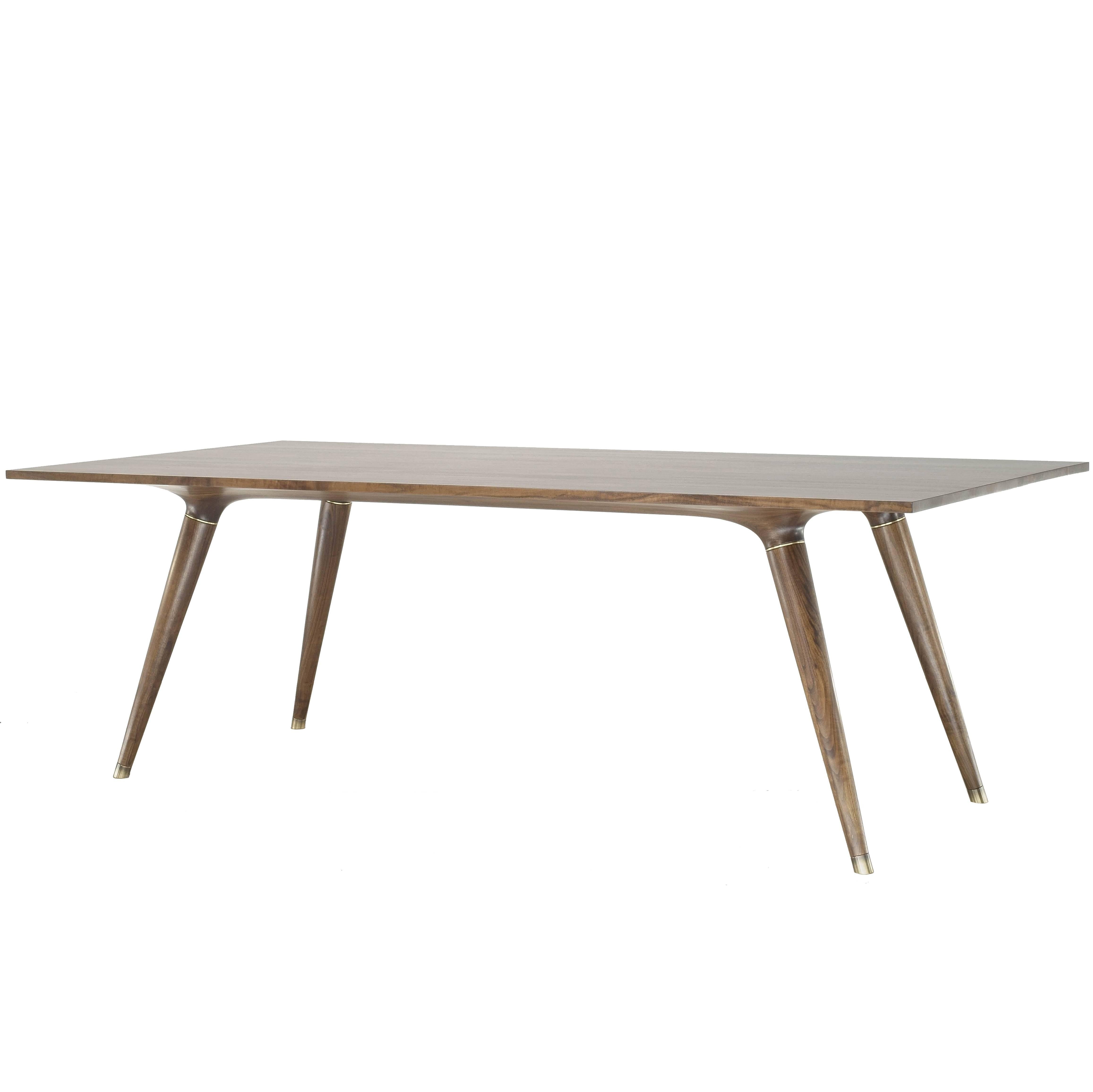 Table de salle à manger contemporaine en noyer sculpté avec accents en laiton en vente