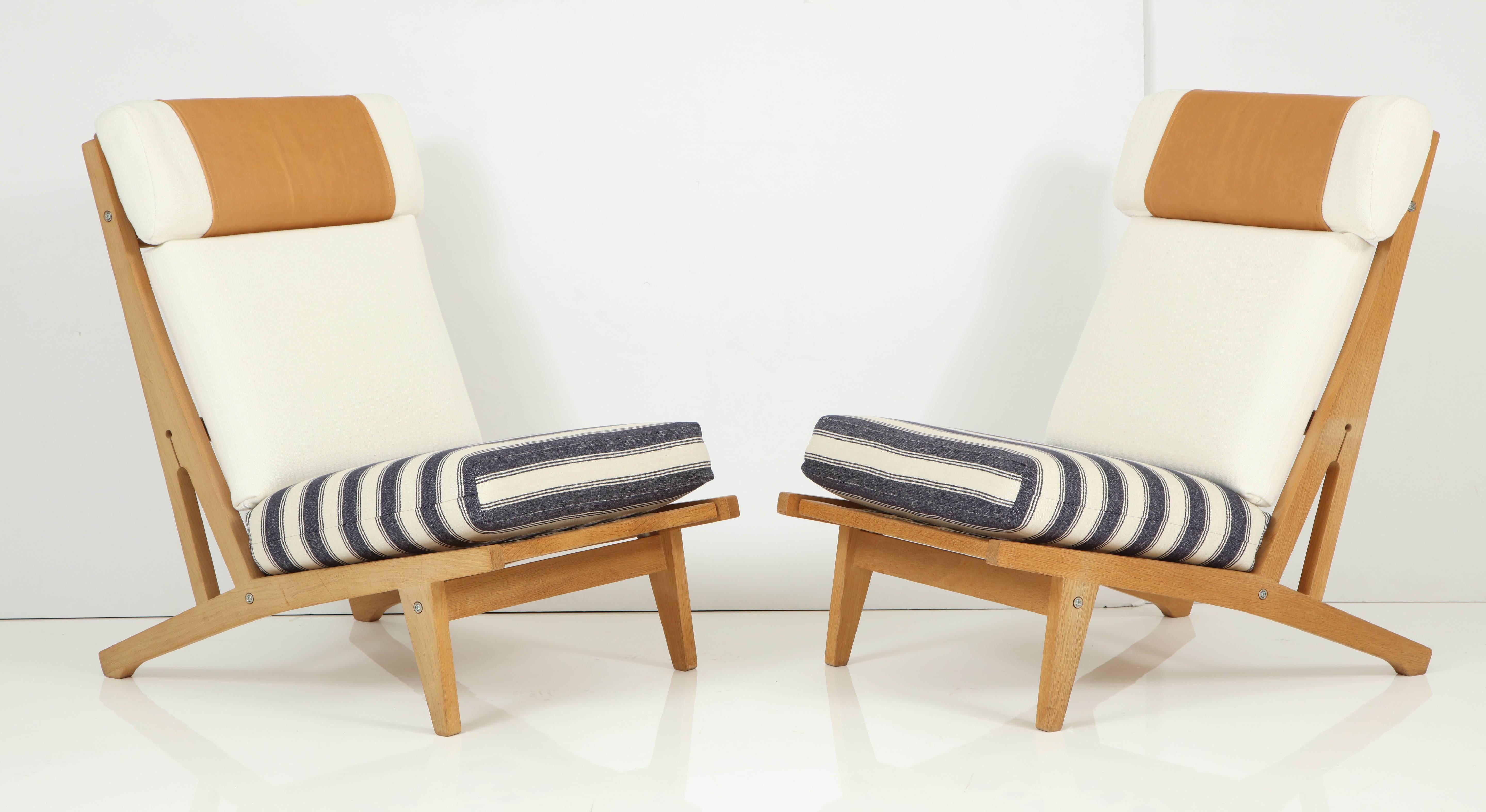 Danish Pair of Hans J Wegner GETAMA Lounge Chairs, circa 1960s