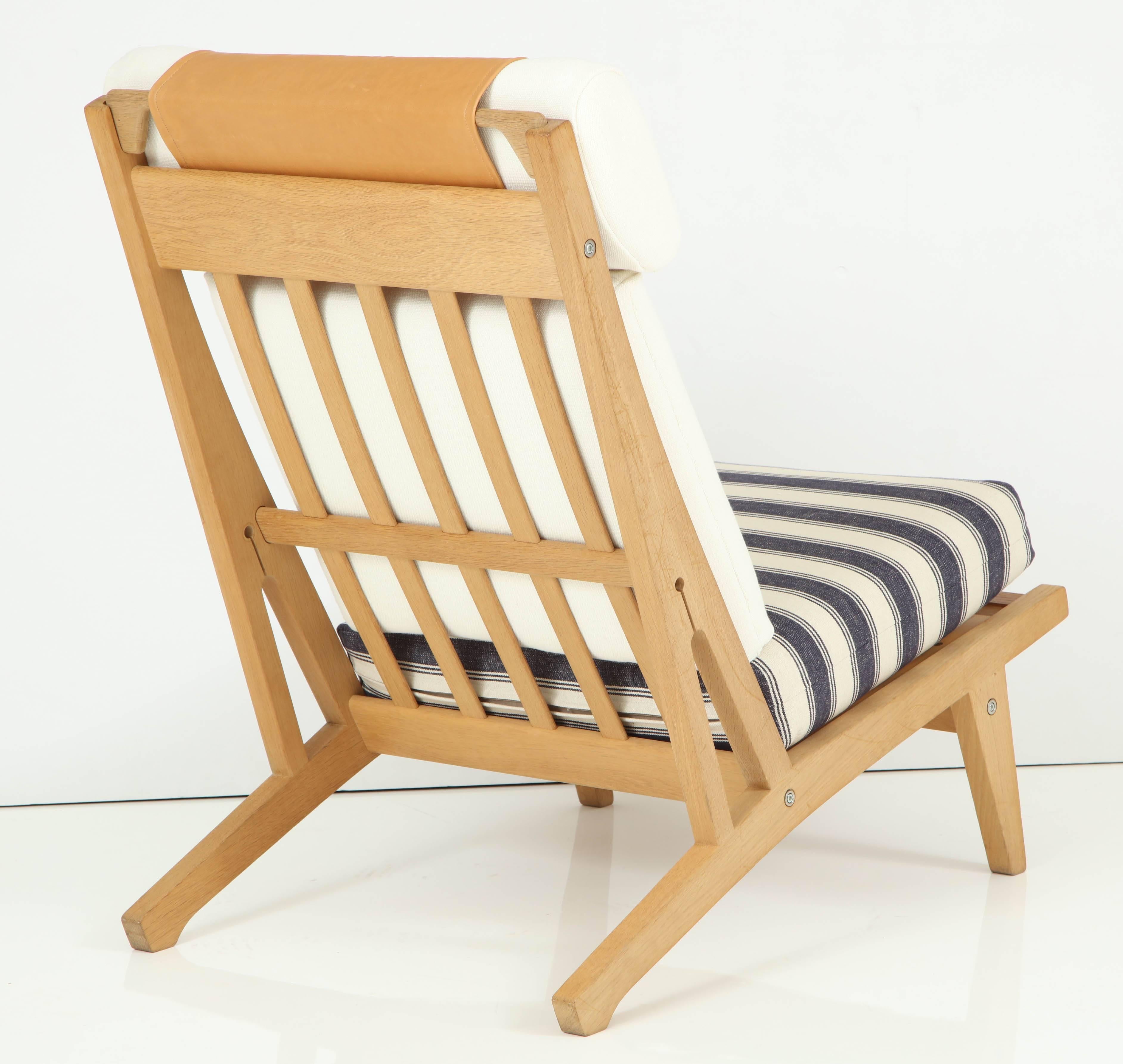 Scandinavian Modern Pair of Hans J Wegner GETAMA Lounge Chairs, circa 1960s