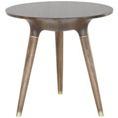 Table d'appoint, table d'appoint ou d'appoint contemporaine en noyer sculpté avec accents en laiton