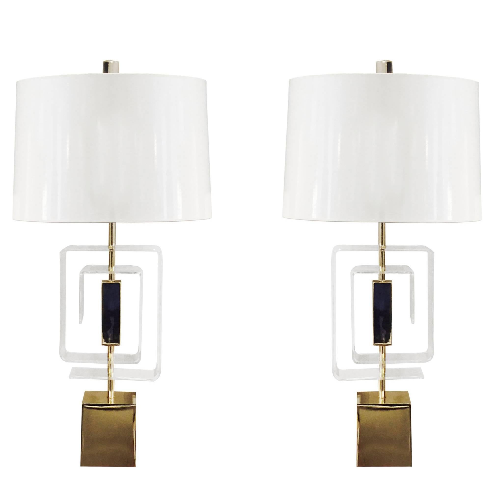 Paire de lampes en lucite et laiton par Laurel Lamp Company en vente