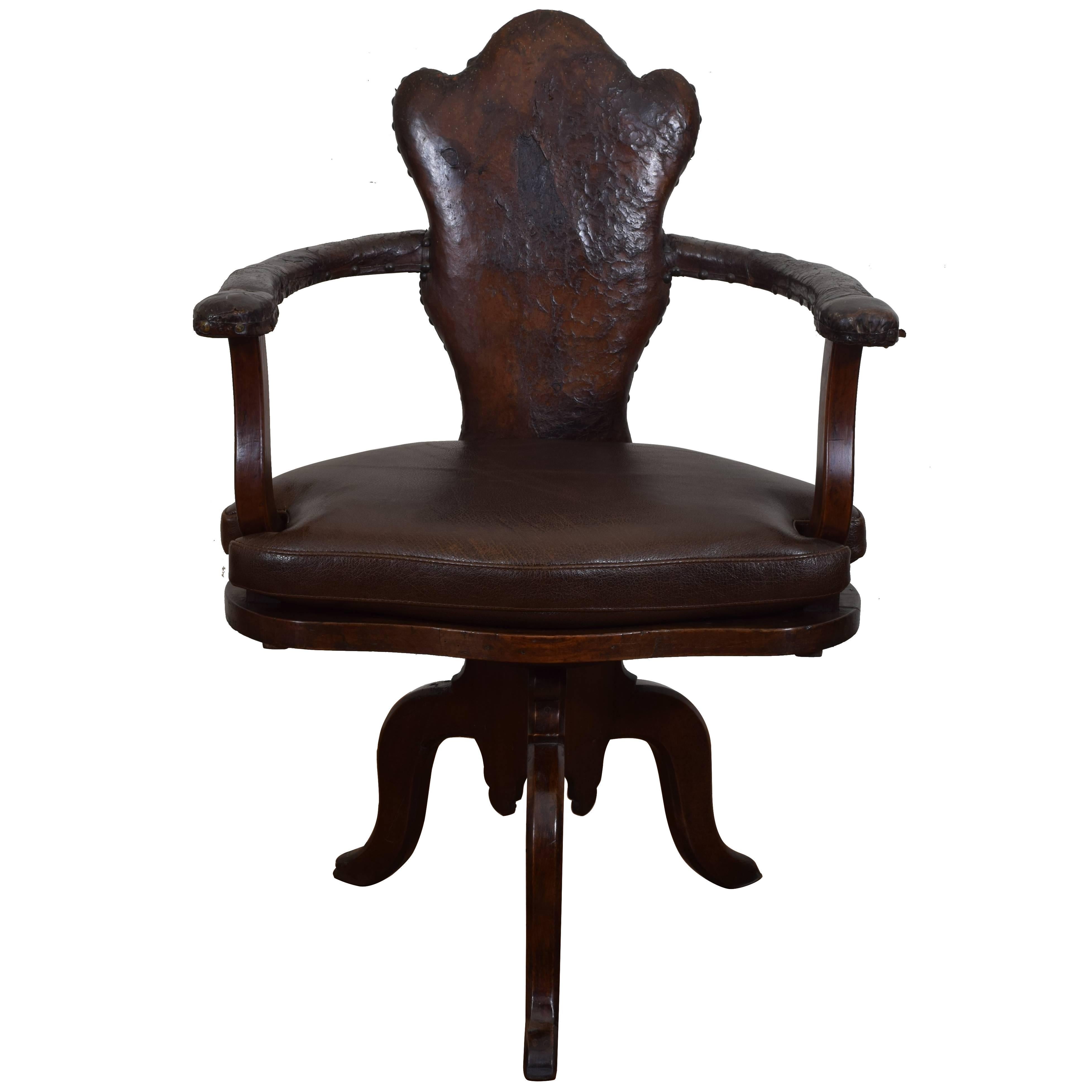 Italian Baroque Walnut and Leather Upholstered Swivel Chair, Early 17th Century