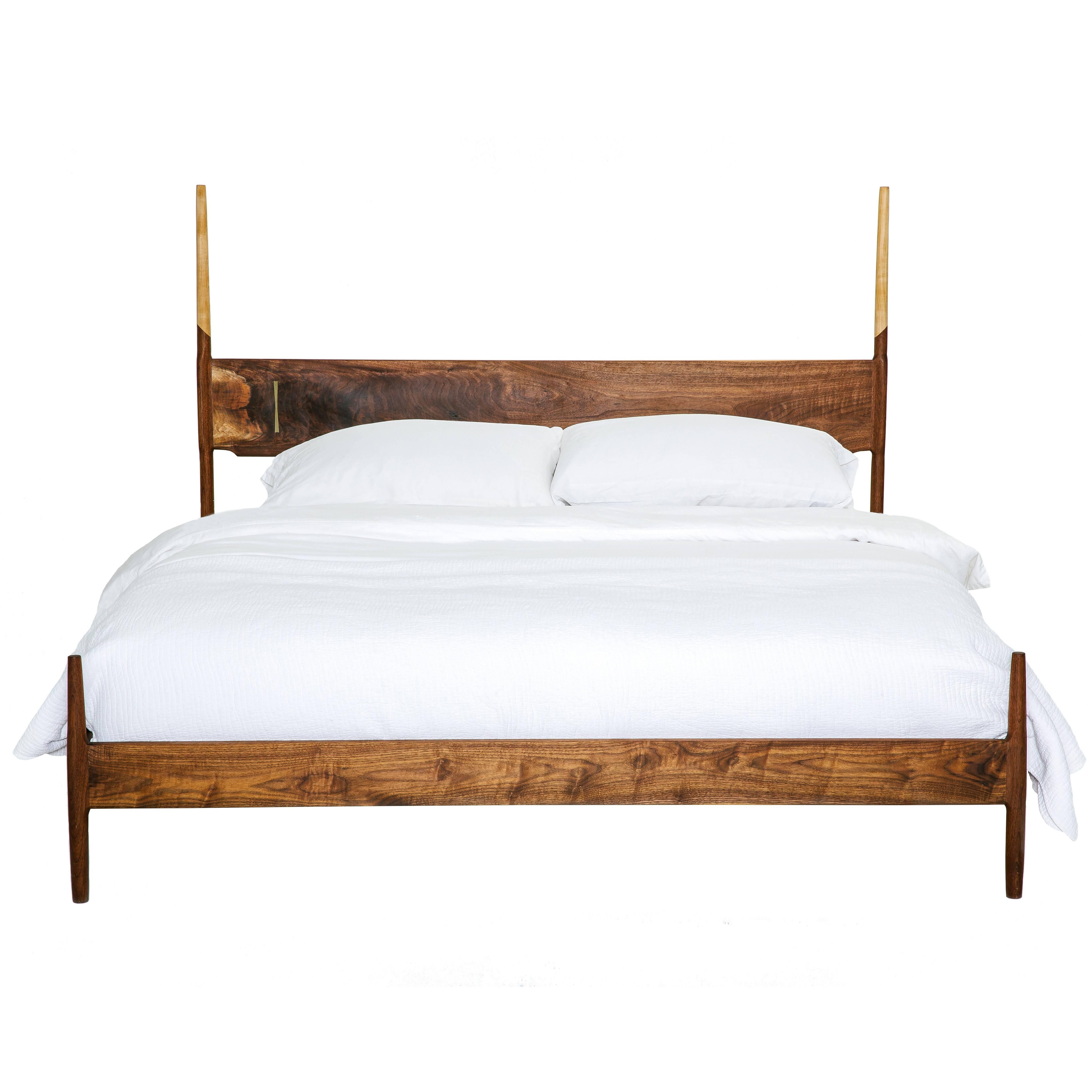 Handgefertigtes Bett aus Nussbaum und Ahorn Dansk im Angebot