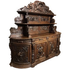 Buffet Saint Hubert en noyer français richement sculpté