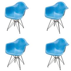 Satz von vier Eames Blue Molded Fiberglass Armchairs